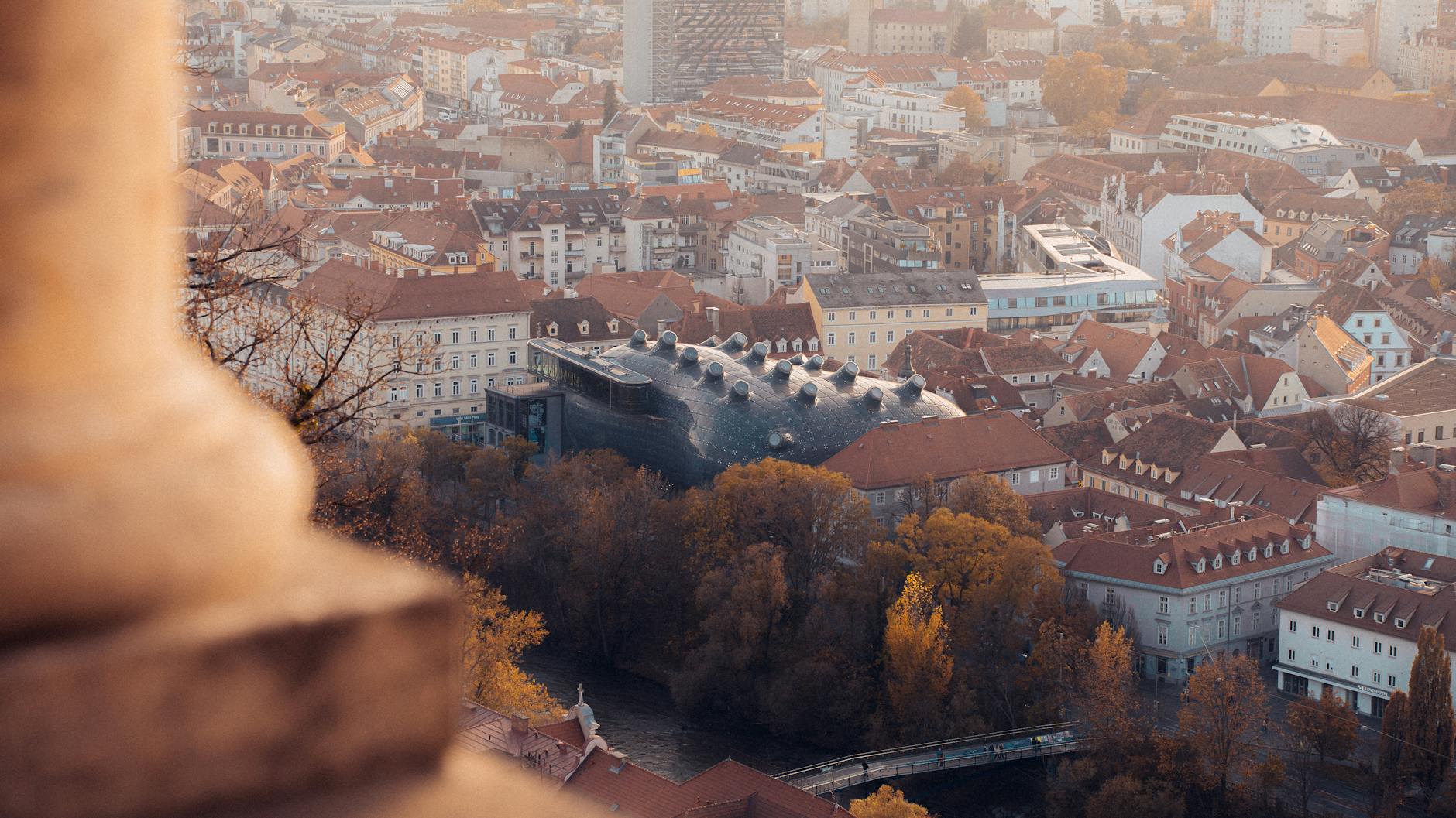 Jesienna panorama Grazu z futurystycznym budynkiem Kunsthaus Graz