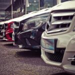 Luksusowe auta ustawione w rzędzie na zewnętrznym placu dealera