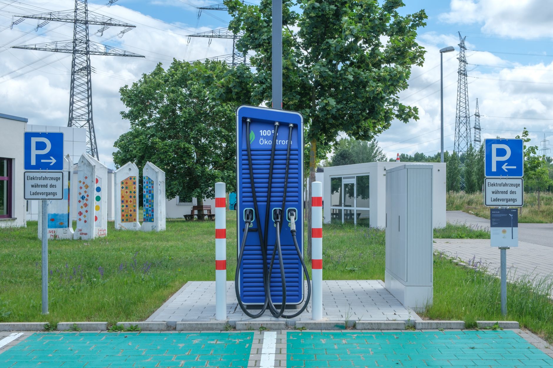 Ładowanie auta elektrycznego na parkingu wspólnoty mieszkaniowej krok po kroku Stacja ładowania samochodów elektrycznych o ekologicznym designie