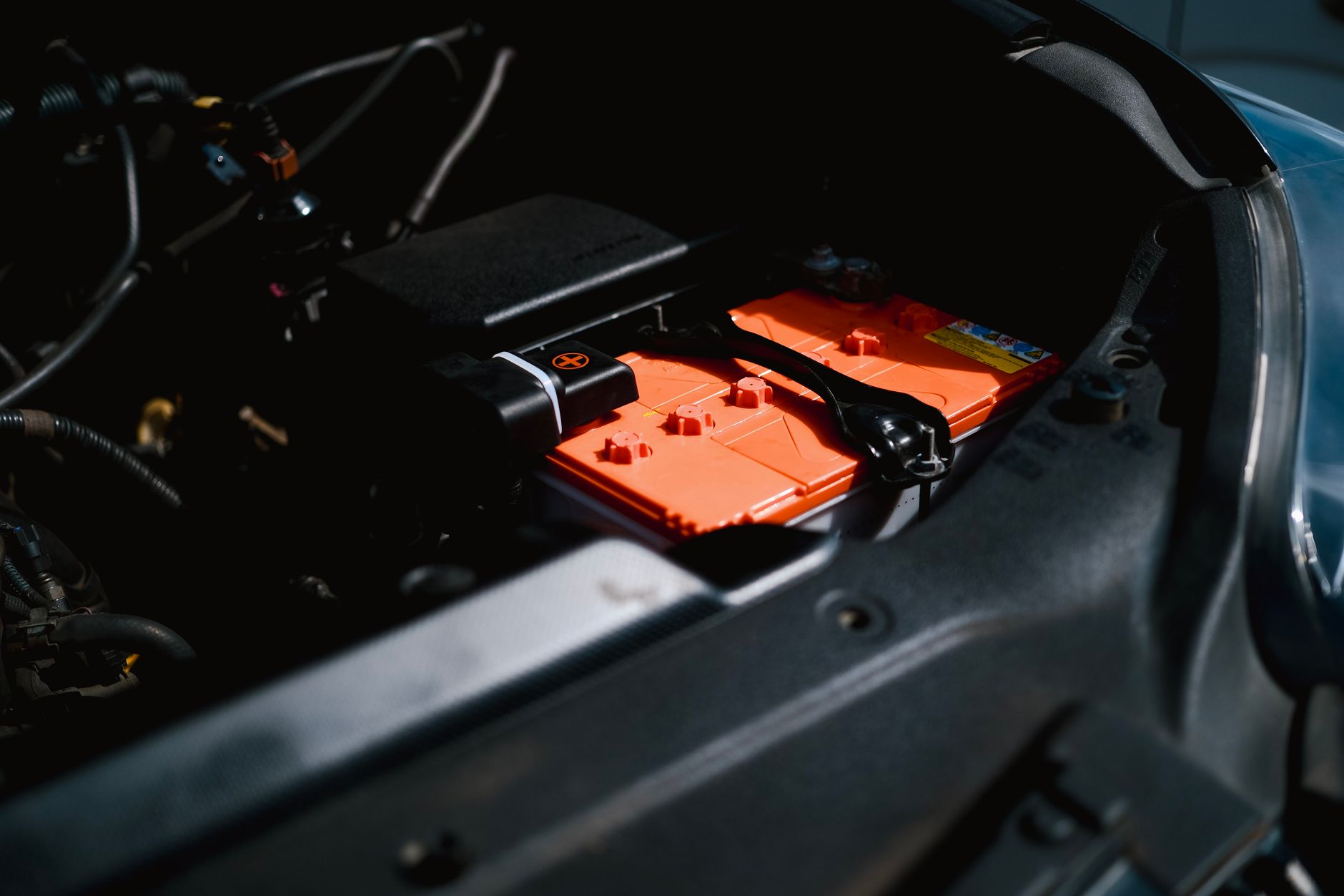 Moduł baterii samochodu elektrycznego w komorze silnika