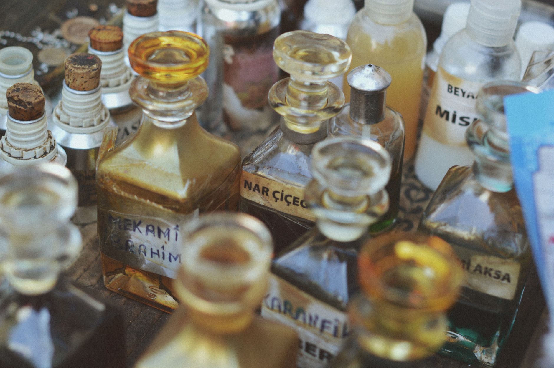 Zbliżenie na kolekcję zabytkowych szklanych flakonów z perfumami Zbliżenie na kolekcję zabytkowych szklanych flakonów z perfumami