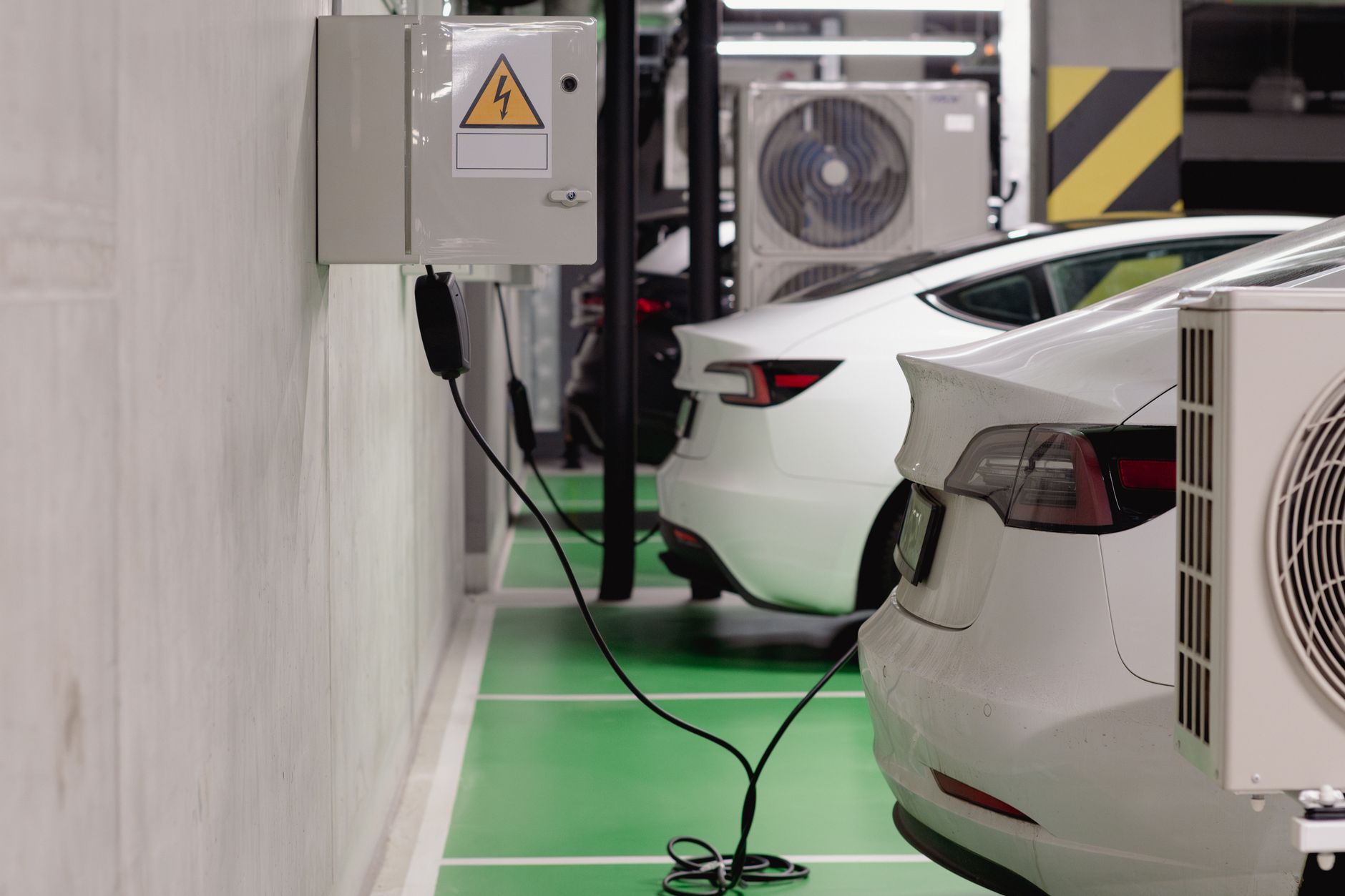 Samochody elektryczne ładujące się w podziemnym garażu