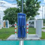 Koszt jazdy autem elektrycznym na 100 km – jak policzyć go poprawnie Publiczna stacja ładowania samochodów elektrycznych w ekologicznym stylu