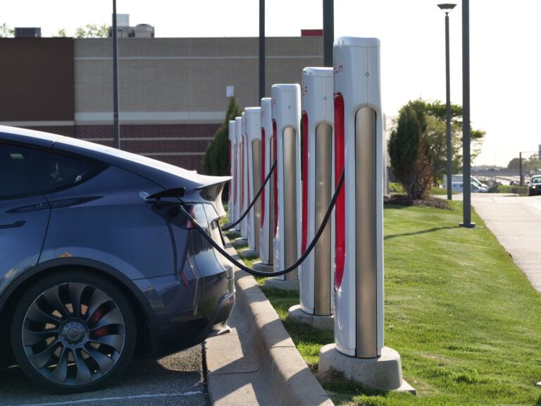 Samochód elektryczny podłączony do stacji ładowania w rzędzie