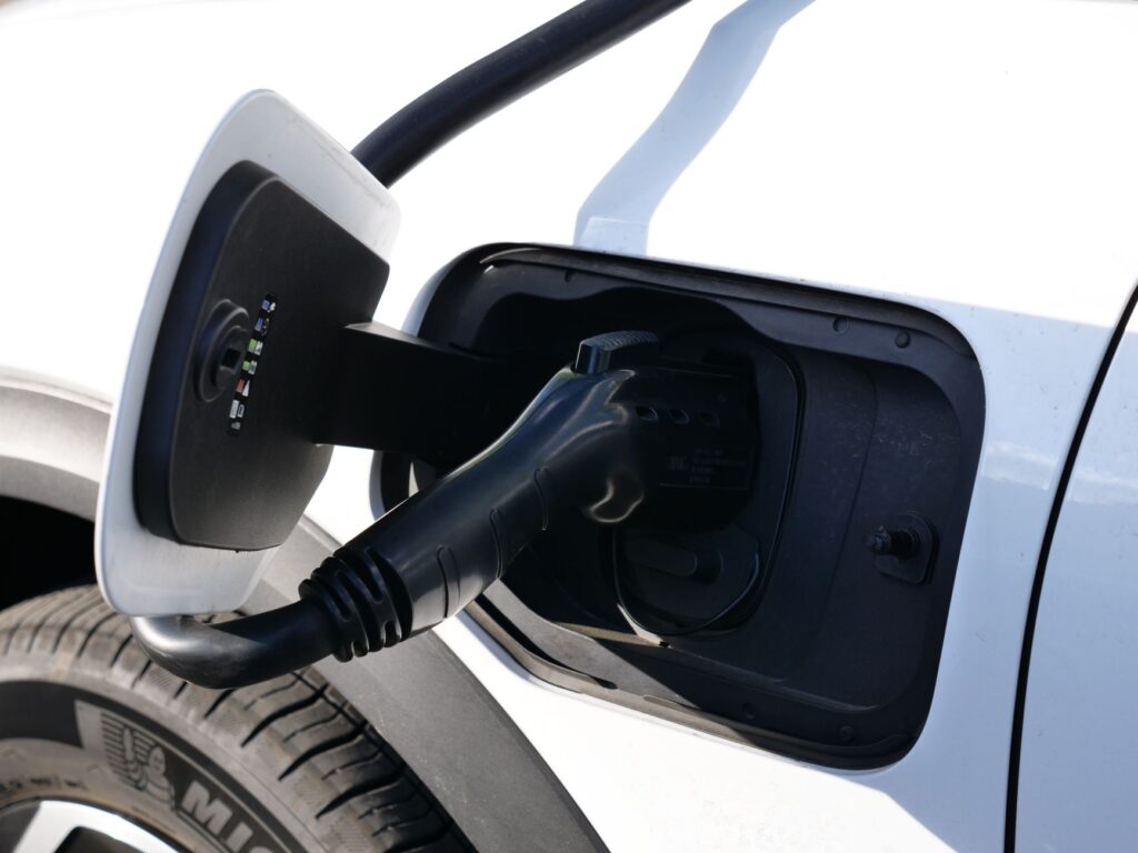 Zbliżenie na złącze ładowania samochodu elektrycznego